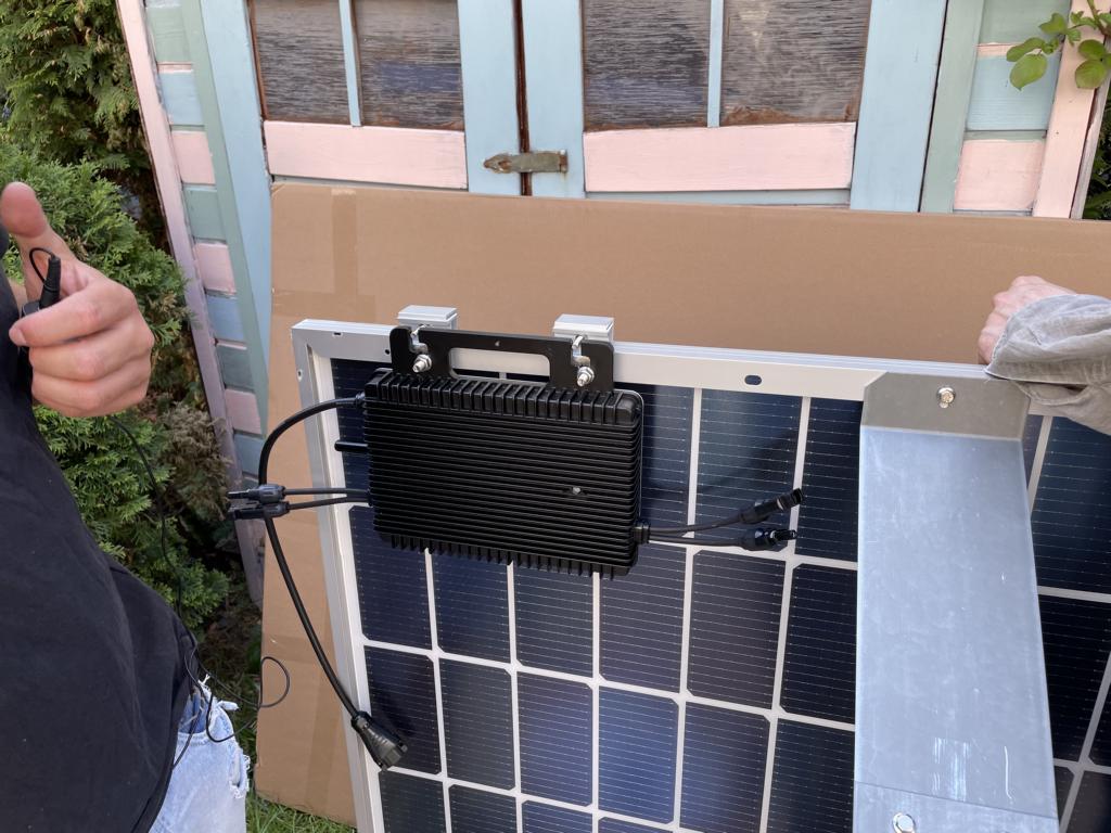 Der Hoymiles HMS-800W-2T Mikrowechselrichter vom Yuma Flat XL Balkonkraftwerk ist im Test an das Yuma XL Solarmodul befestigt.